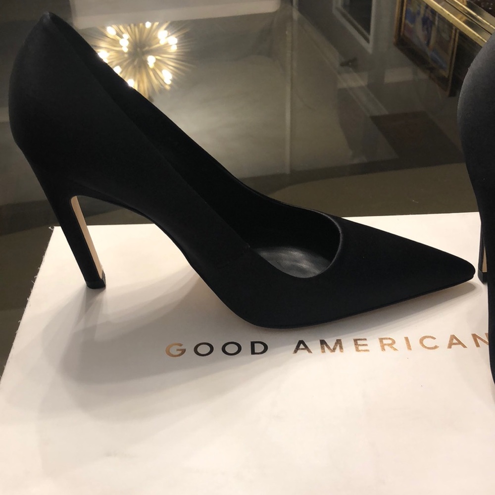 Good American satin evening pumps NWT